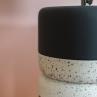 TOTEM Ciment et noir Lampe à poser Céramique/Lin H44cm